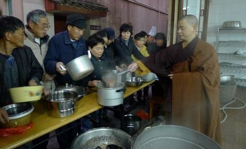 腊八节-2012年元旦正值腊八节普济禅寺举办施粥活动