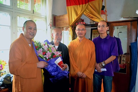 佛教-佛协领导慰问本山颐养堂礼求长老