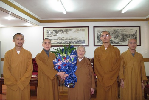 佛教-佛协委派代表赴梅福禅为清了师太庆祝90岁寿诞