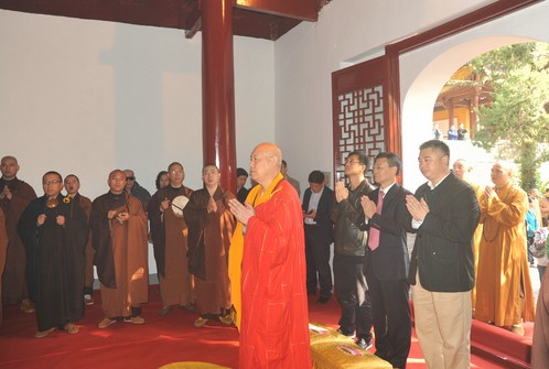 观音-红豆杉送子观音像开光仪式在法雨禅寺举行