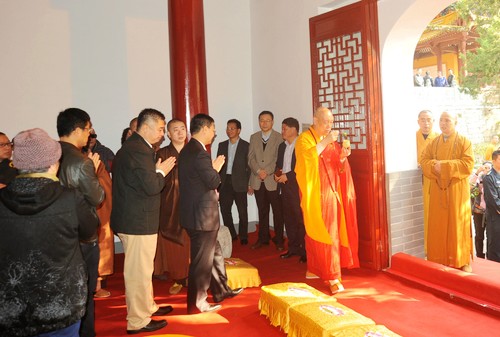 观音-红豆杉送子观音像开光仪式在法雨禅寺举行