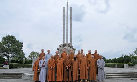 中国佛学院普陀山学院组织参观舟山鸦片战争纪念馆
