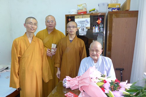 佛教-佛协委派代表慰问佛教颐养堂老年僧尼生日