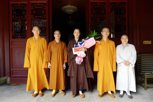 佛教-佛协委派代表慰问佛教颐养堂老年僧尼生日