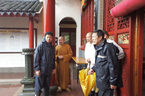 台风-沈小杨副会长一行赴全山沿海寺庵检查防台工作 台风-沈小杨副会长一行赴全山沿海寺庵检查防台工作