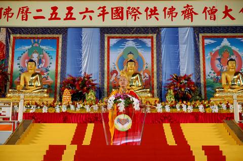 佛教-中佛协副会长道慈大和尚率团赴台参加2012年中华国际供佛斋僧大会
