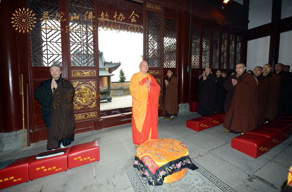 佛教-会长道慈大和尚恭迎古佛洞仁证法师圆满出关