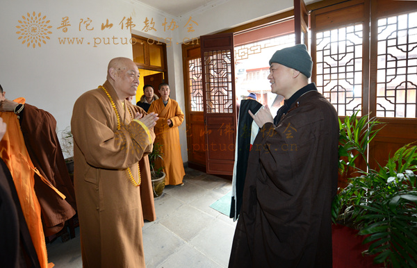 佛教-会长道慈大和尚恭迎古佛洞仁证法师圆满出关