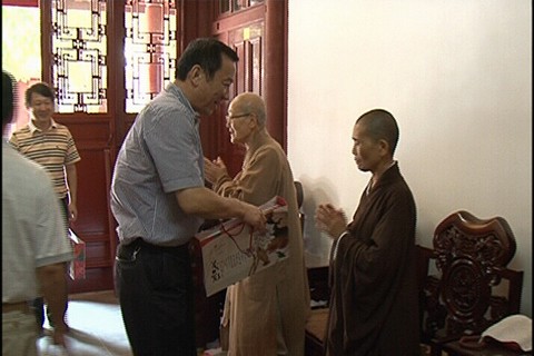 佛教-管委会领导走访慰问本会颐养堂老年僧尼并送去中秋节日祝福
