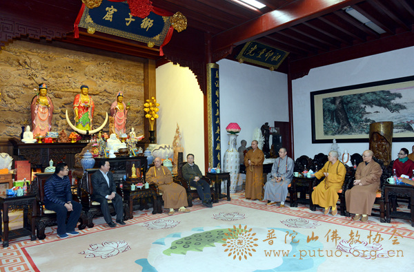 普陀山-一山一宁国师墨宝赠送仪式在普陀山普济禅寺方丈殿举行