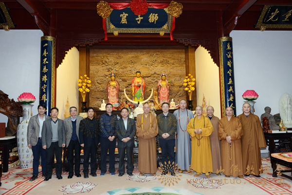 普陀山-一山一宁国师墨宝赠送仪式在普陀山普济禅寺方丈殿举行