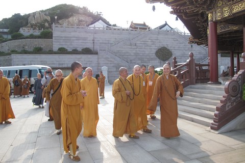 普陀山-“台湾南海观音普陀山寻根之旅”一行参访宝陀讲寺、普门万佛宝塔
