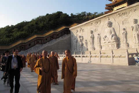 普陀山-“台湾南海观音普陀山寻根之旅”一行参访宝陀讲寺、普门万佛宝塔