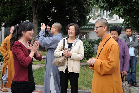 社会福利院-九九重阳节中国佛学院普陀山学院赴普陀区社会福利院尉问