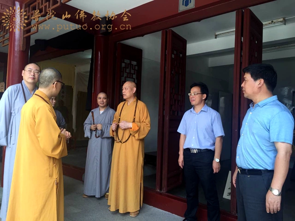 佛教-会长道慈大和尚一行前往梅福禅院为清了长老尼念佛送行