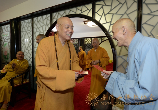佛教-会长道慈大和尚赴佛教颐养堂和本山敬老院中秋节慰问
