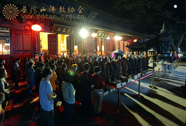 普陀山-普陀山普济禅寺隆重举行“拜月”祈福法会