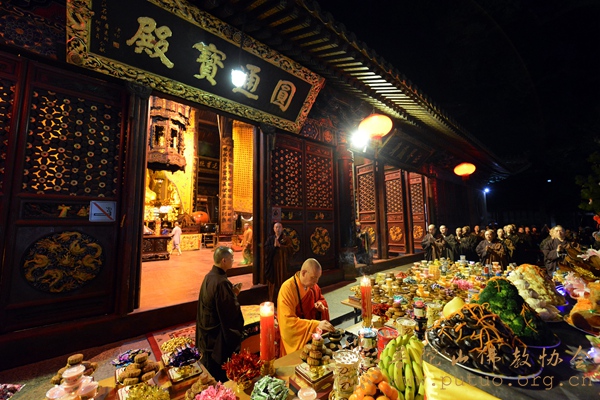 普陀山-普陀山普济禅寺隆重举行“拜月”祈福法会