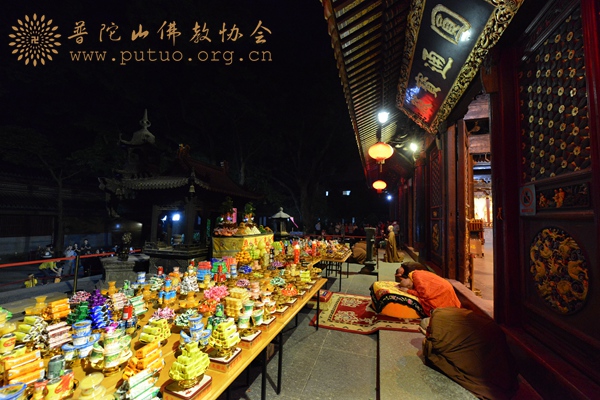普陀山-普陀山普济禅寺隆重举行“拜月”祈福法会