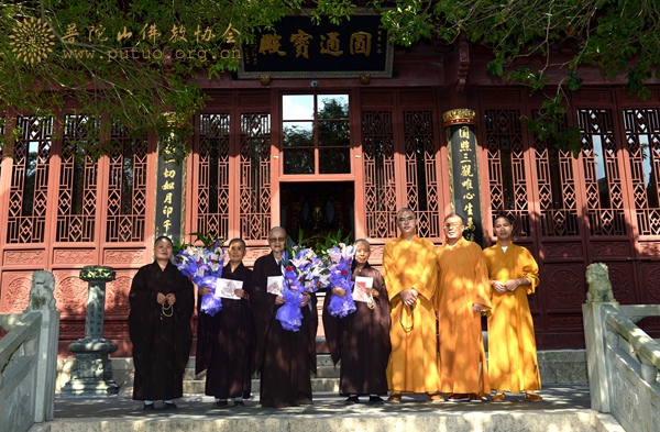 佛教-佛协委派代表赴常乐禅院慰问三位长老尼生日