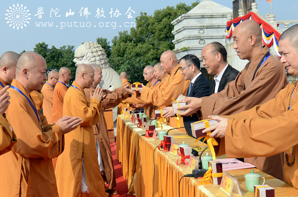佛教-浙江省佛教教职人员证书颁发启动仪式在普陀山南海观音广场举行 佛教-浙江省佛教教职人员证书颁发启动仪式在普陀山南海观音广场举行