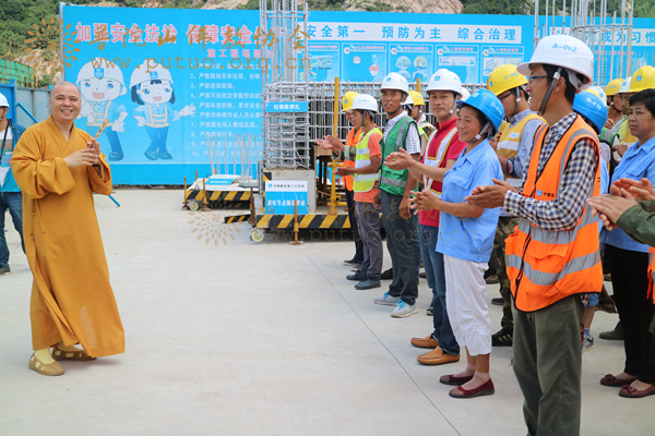 佛教-普陀山佛教协会慰问观音法界工程建设者