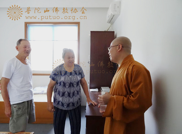 普陀山-普陀山佛协到双桥街道敬老院开展“扶贫济困、安老救孤”活动
