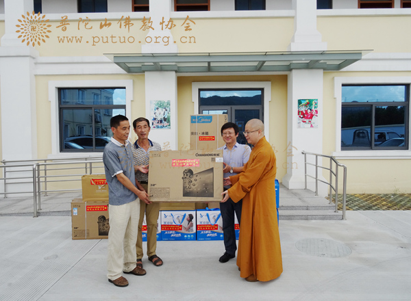 普陀山-普陀山佛协到双桥街道敬老院开展“扶贫济困、安老救孤”活动