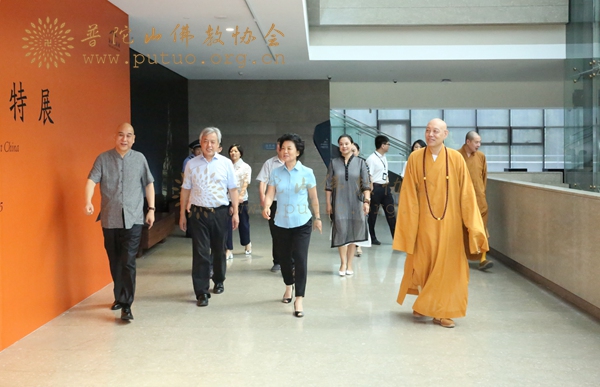 乔传秀-浙江政协主席乔传秀参观《汉风藏韵——中国古代金铜佛像艺术展》