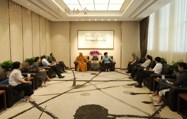 乔传秀-浙江政协主席乔传秀参观《汉风藏韵——中国古代金铜佛像艺术展》