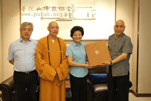 乔传秀-浙江政协主席乔传秀参观《汉风藏韵——中国古代金铜佛像艺术展》