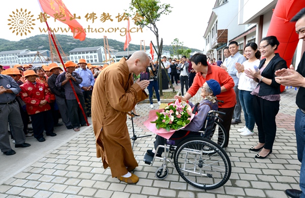 普陀山-副会长定明法师出席普陀山老年活动中心启用仪式