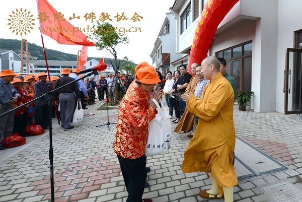 普陀山-副会长定明法师出席普陀山老年活动中心启用仪式