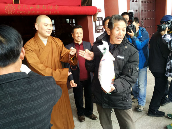 佛教-普陀山佛教协会迎新春“慈善情”慰问仪式在普陀山学院隆重举行