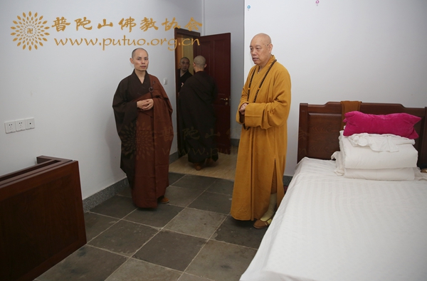 佛教-会长道慈大和尚为悦岭禅院悟道法师、圣聪法师送关
