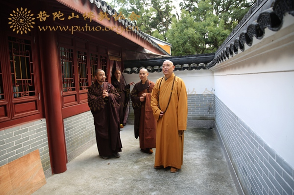 佛教-会长道慈大和尚为悦岭禅院如念法师、宗刚法师送关