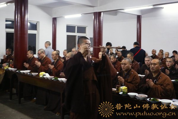 普陀山-普陀山普济禅寺纪念佛成道日奉施腊八粥