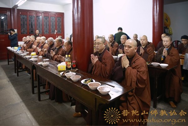 普陀山-普陀山普济禅寺纪念佛成道日奉施腊八粥