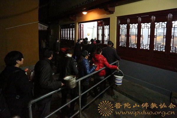 普陀山-普陀山普济禅寺纪念佛成道日奉施腊八粥