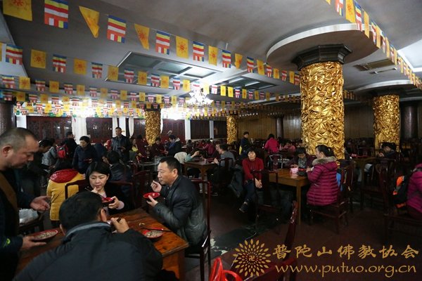 普陀山-普陀山普济禅寺纪念佛成道日奉施腊八粥