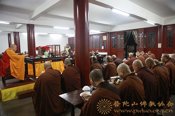 普陀山-普陀山普济禅寺纪念佛成道日奉施腊八粥