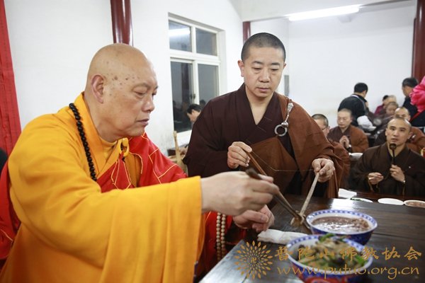 普陀山-普陀山普济禅寺纪念佛成道日奉施腊八粥