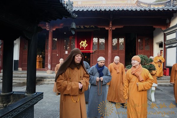 佛教-会长道慈大和尚一行赴全山各寺院、养老院走访慰问