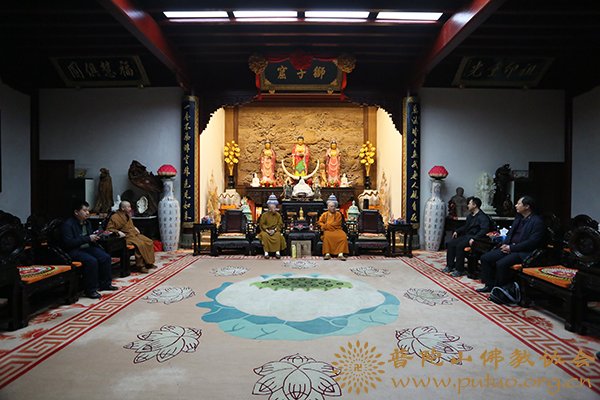 佛教-中佛协副会长、哈尔滨极乐寺方丈静波大和尚一行参访普陀山