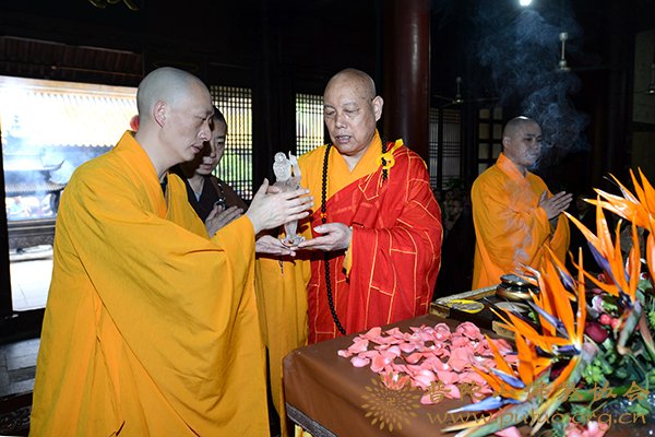 普陀山-丁酉年四月初八普陀山普济禅寺隆重举行浴佛法会
