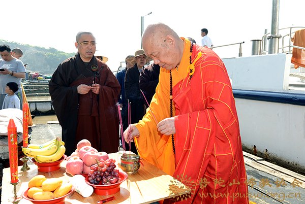 佛教-会长道慈大和尚在登步岛主持放生活动