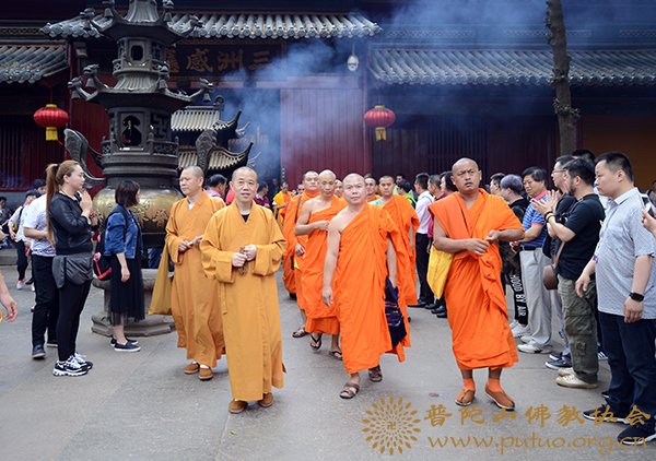 佛教-云南省南传佛教代表团苏伟英达般若一行参访普陀山