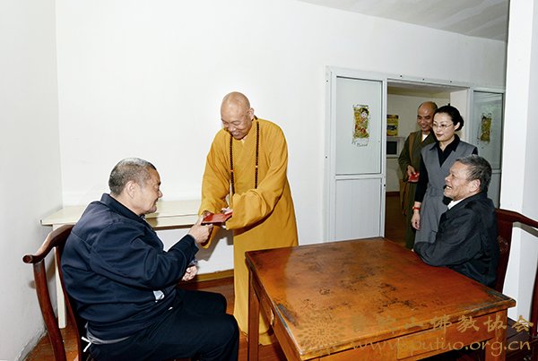 佛教-会长道慈大和尚一行赴佛教颐养堂、普陀山敬老院进行端午节慰问