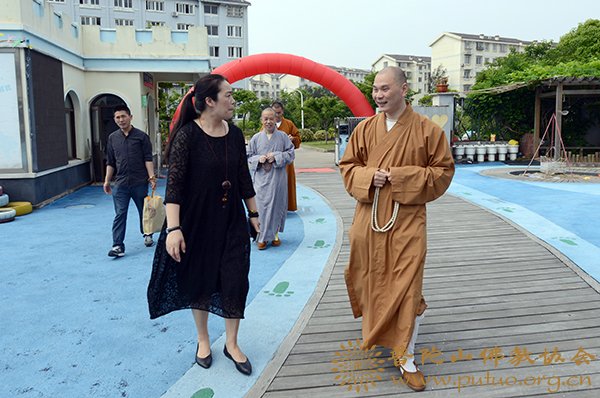 幼儿园-副会长定明法师代表普陀山佛教协会到普济幼儿园慰问