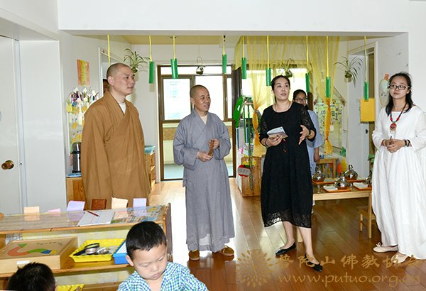 幼儿园-副会长定明法师代表普陀山佛教协会到普济幼儿园慰问